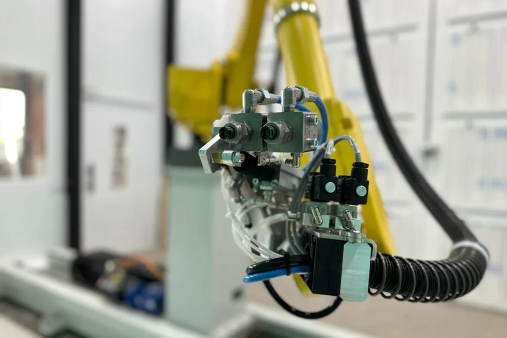 Komst dubbele spuitrobot versnelt onze kozijnproductie