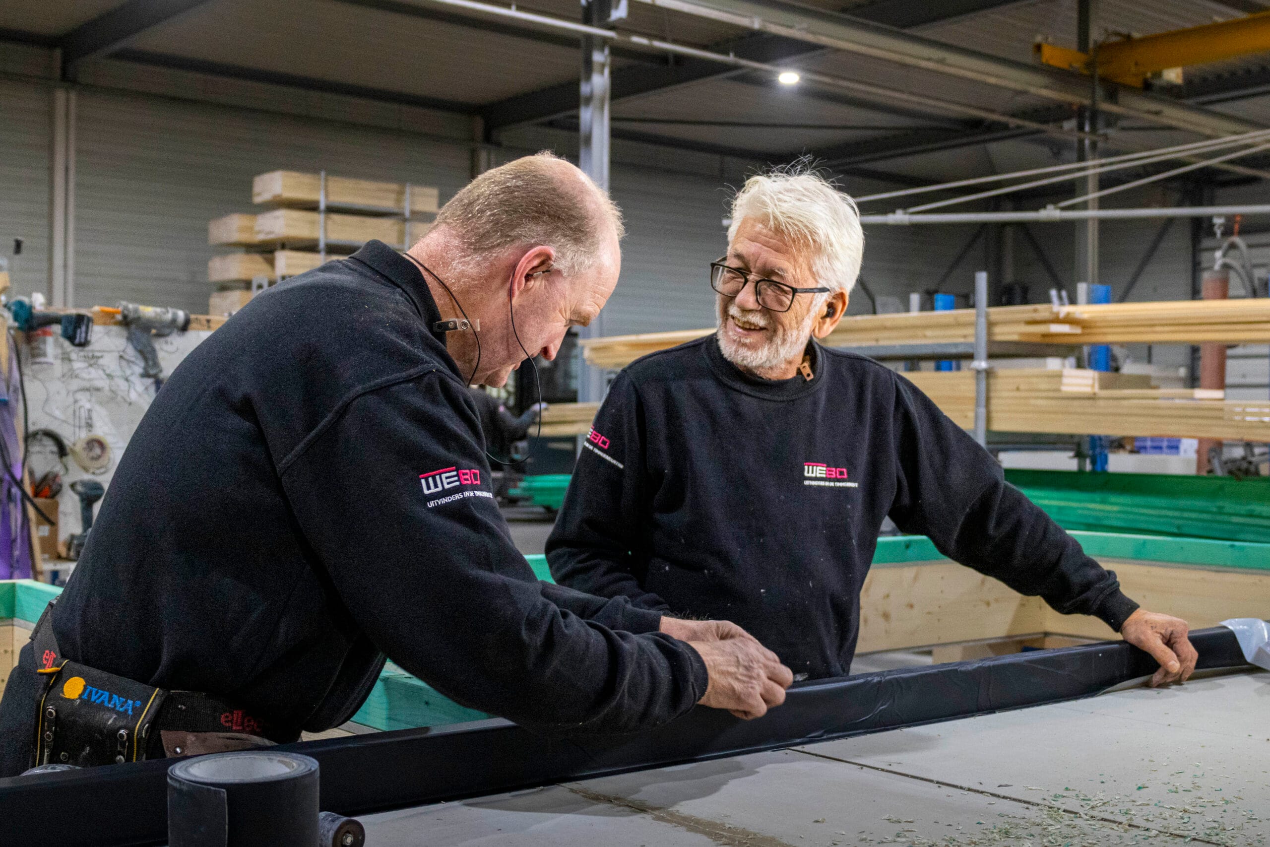 Medewerkers aan het werk in de fabriek van WEBO