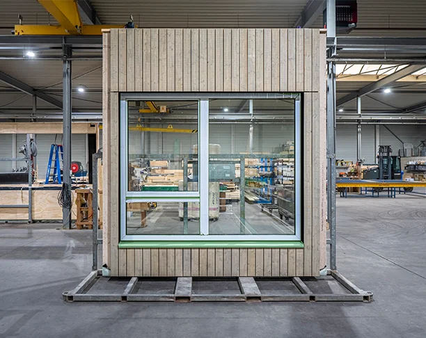 Prefab buitenkozijnen in de fabriek van WEBO