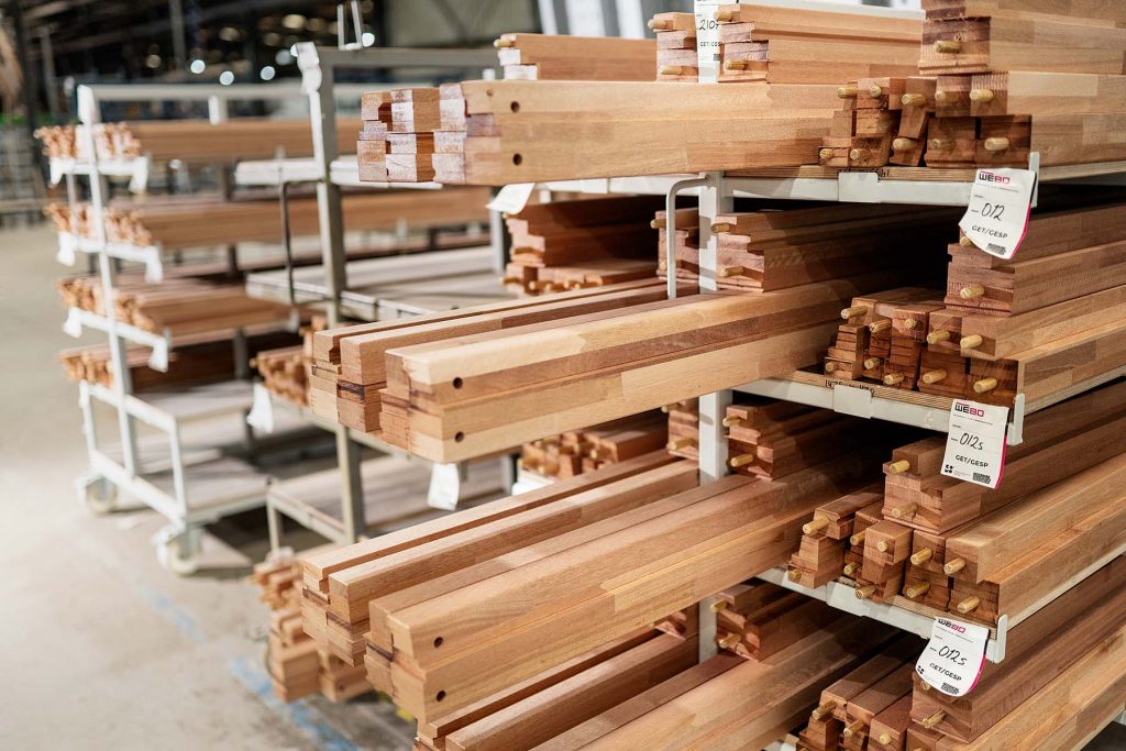 Meranti hout voor houten kozijnen in de fabriek van WEBO