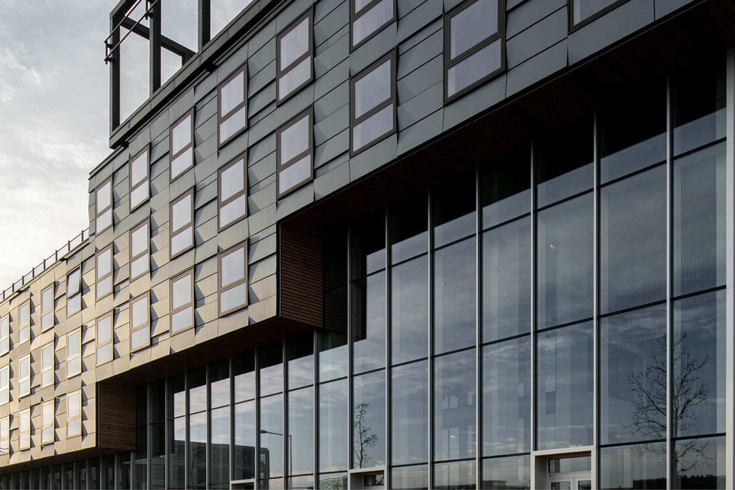 Zonnepanelen op prefab gevelelementen van hout