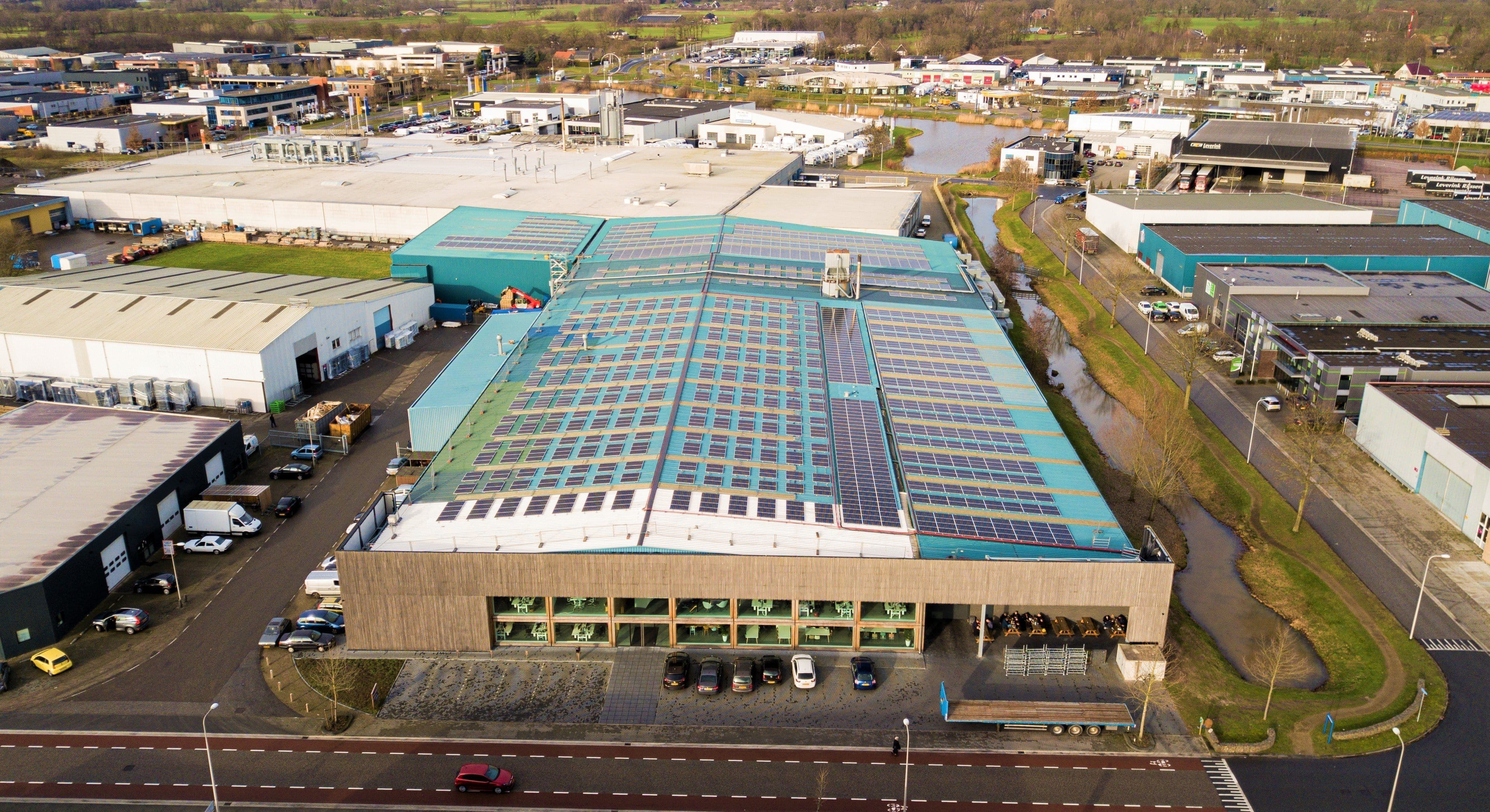 RUIM 2.000 PANELEN MAKEN VAN DAK WEBO DUURZAME ENERGIECENTRALE