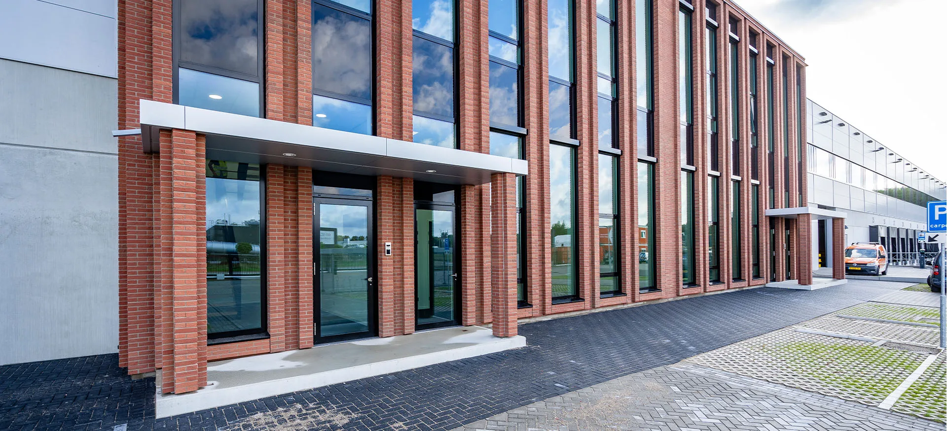 Utiliteitsbouw met houten kozijnen en HSB-elementen